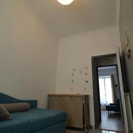 5 Personnes Dans Le Quartier Du Port De アパート ニース